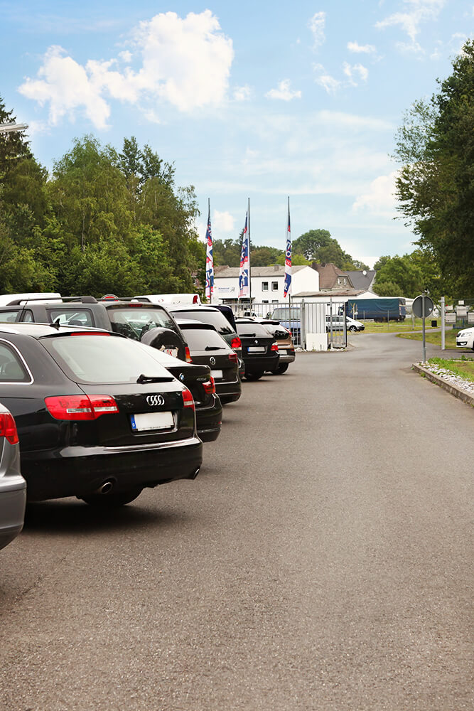 Die Einfahrt und die Parkstrasse von unserer KFZ-Werkstatt RD Autotec in Altenkirchen